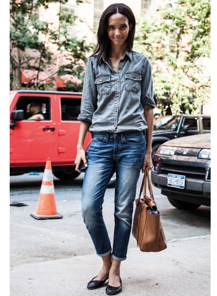 قميص جينز مريح وحذاء مسطح