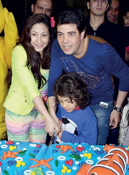 بوسي مع زوجها وابنها