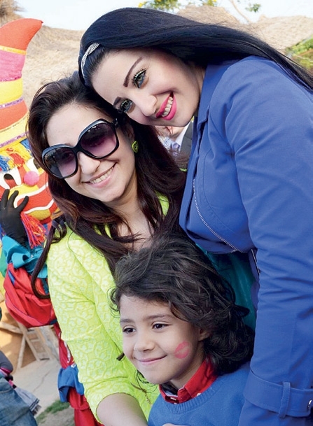 صافيناز وبوسي وابنها ياسين