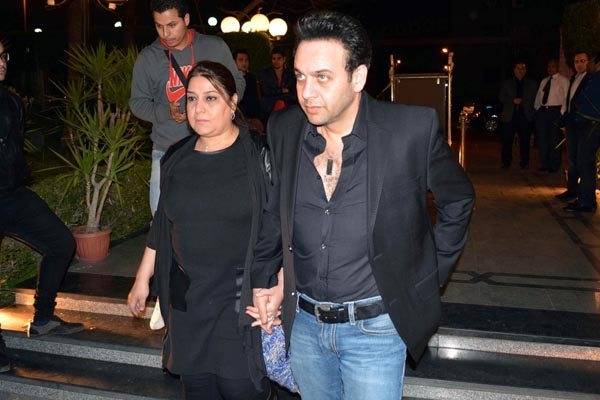 مصطفى قمر وزوجته في عزاء شذى