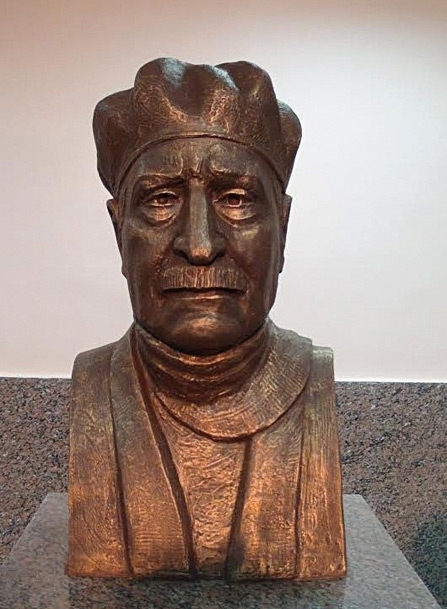 تمثال العقاد للفنان الدكتور أحمد عبد العزيز