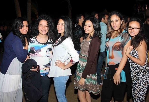  بعض الفتيات من حضور حفلة حماقي