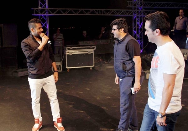  وليد منصور ووليد الحريري مع حماقي على المسرح