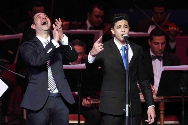 مدحت صالح يشرك أحد المواهب الشابة معه