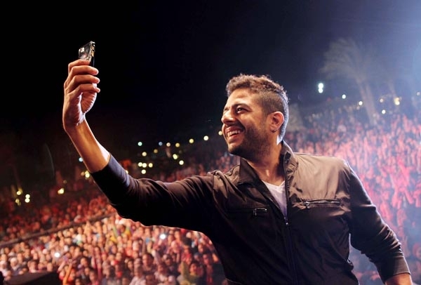  حماقي يصور نفسه selfie