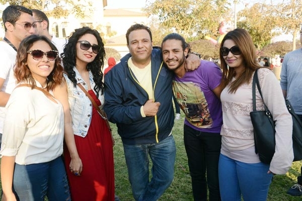 يتوسط بعض الحضور