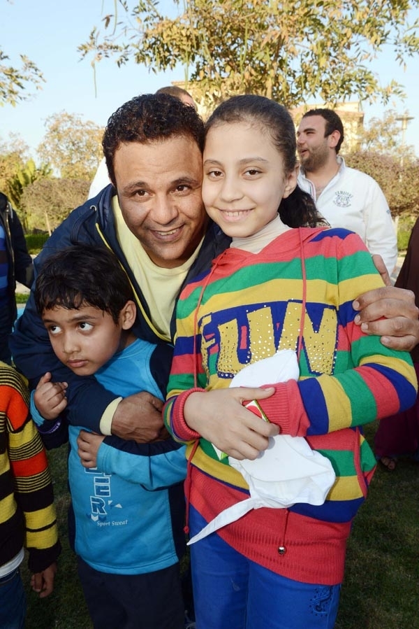 كعادته حرص على أن يكون وسط الأطفال هذا العام