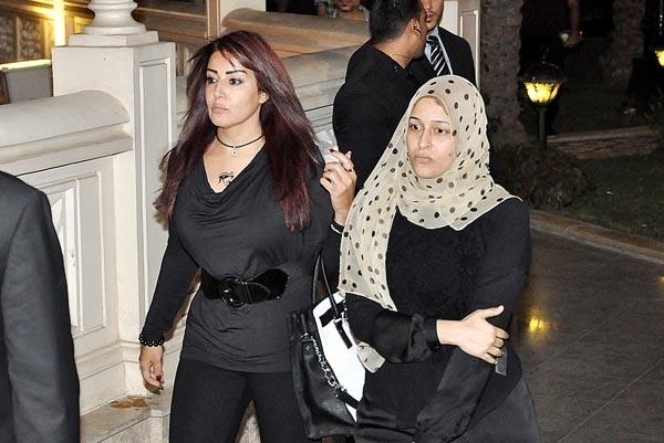 سمية الخشاب في طريقها لقاعة العزاء