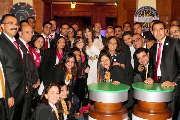 مع العاملين بالشركة