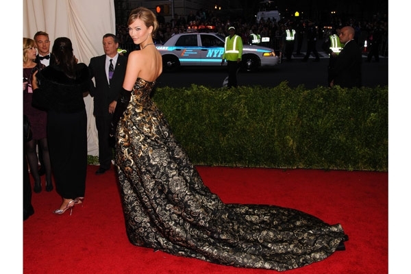 Karlie Kloss in Oscar De La Renta