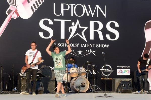 أحد الأطفال يقدم موهبته على المسرح