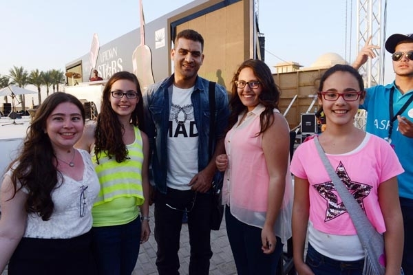 المطرب هاني عادل وسط بعض الفتيات