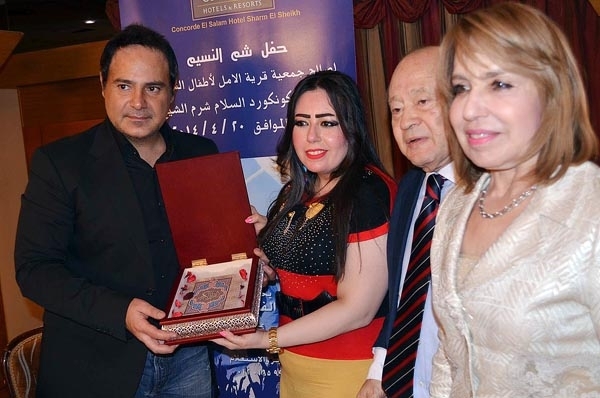 عاصي يتسلم نسخة من المصحف الشريف