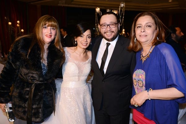 العروس تتوسط أحمد رزق وزوجته