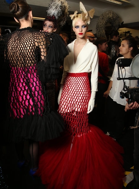 القفازان الناصعان والقميص الأبيض مع التنورة الحمراء المشبّكة من Jean Paul Gaultier <br />