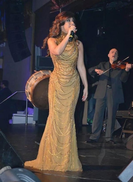 نجوى أثناء الغناء 