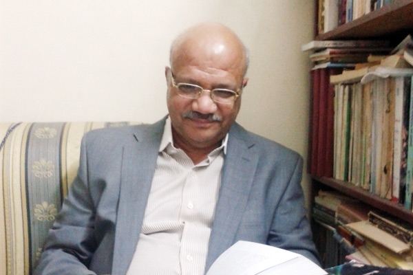 حمدي البطران	 أمضي وقتي بين مكتبتيّ الورقية والالكترونية