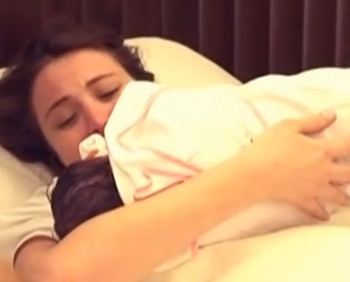 فيديو من غرفة العمليات- هل تريدون أن تروا أنابيلا هلال وهي تضع مولودتها الأولى؟