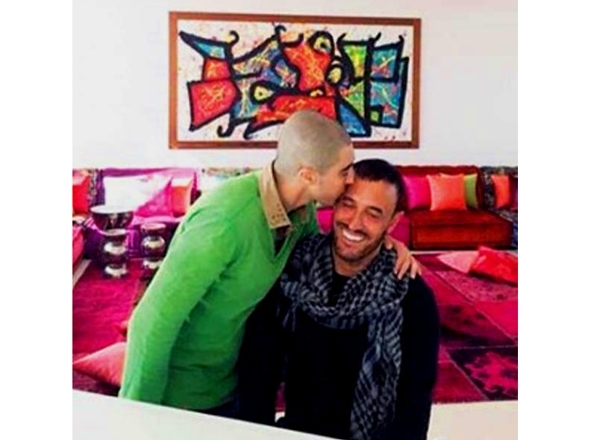 من هذا الذي يقبّل رأس كاظم الساهر؟