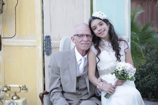 فيديو مؤثّر- أب مصاب بالسرطان يقيم مراسم زواج ابنته لأنه سيكون ميتاً حين تتزوّج!