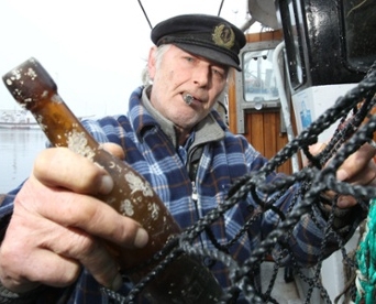 العثور على رسالة داخل زجاجة عمرها <strong  dir='ltr'>101</strong> عام!