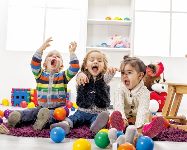 اختلاط الأبناء بالغرباء 'فوبيا' تلاحق الأمهات