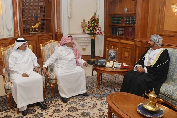 سلطان عُمان يكرّم محمد عبده وأبو بكر سالم