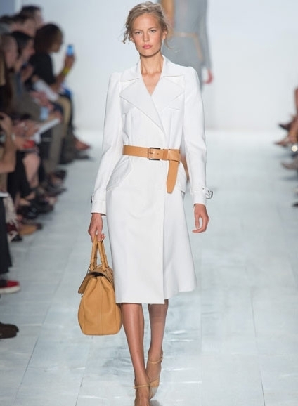 في عرض Michael Kors: المرأة العاملة، تحافظ على أنوثتها ولا تتمكّن من إخفاء رومانسيّتها 