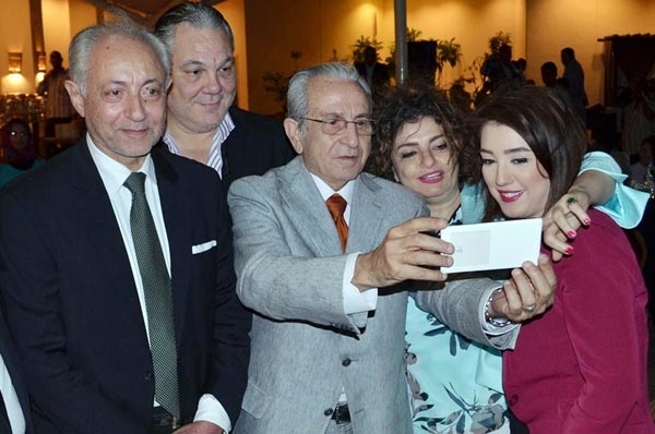 النجوم يتبعون موضة Selfie