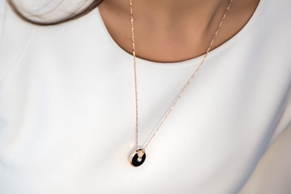 اكتشفي أموليت دو كارتييه بالأونيكس الأسود