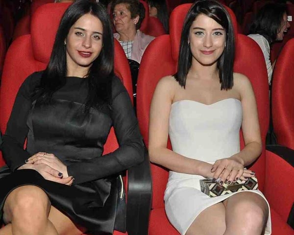 أناقة هازال تخطف الأنظار