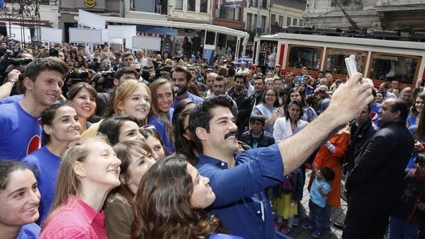 بوراك ينضم إلى موضة الـ'selfie'