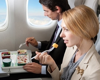 لا تلوموا الطبّاخ! مذاق الطعام سيء لأننا نفقد حاسة الذوق على الطائرة!!