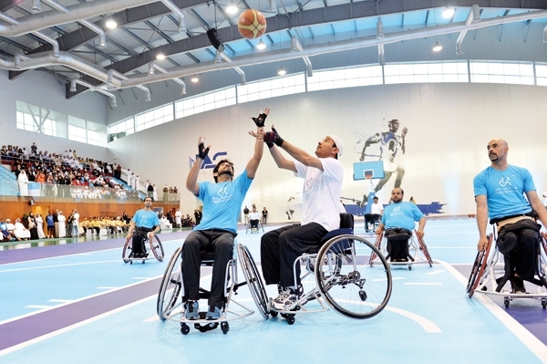 ولي عهد دبي يشارك في مباراة لكرة السلة دعماً لذوي الإعاقة