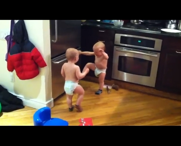 بالفيديو، حوار قد يحل مشاكل العالم!