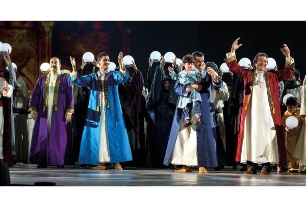 حسين الجسمي 'يتزيّن' بوشاح 'عاصمة الثقافة الإسلامية' في 'عناقيد الضياء'