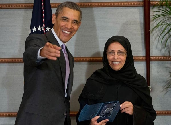 أوباما يُسلّم المنيف جائزة الشجاعة في الرياض