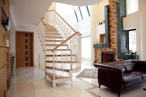 جمال الأعمال الخشبية يغيّب الألوان!