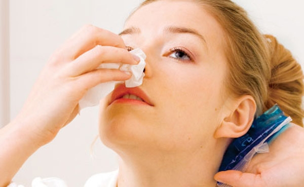 هل صحيح أنه يجب إرجاع الرأس إلى الخلف عند حصول نزف من الأنف؟