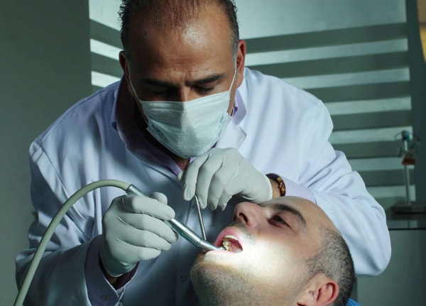 جمال سليمان يستعين بطبيب أسنان في الاستوديو