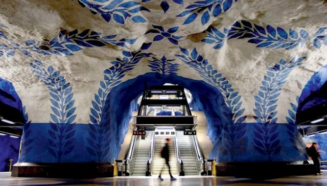 محطات مترو الأنفاق تحف فنيّة تحضن المسافرين على طريقتها
