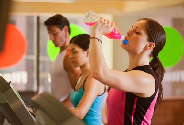 هل تعتبر مشروبات الطاقة الخاصة للرياضيين مفيدة، نعم أم كلا؟