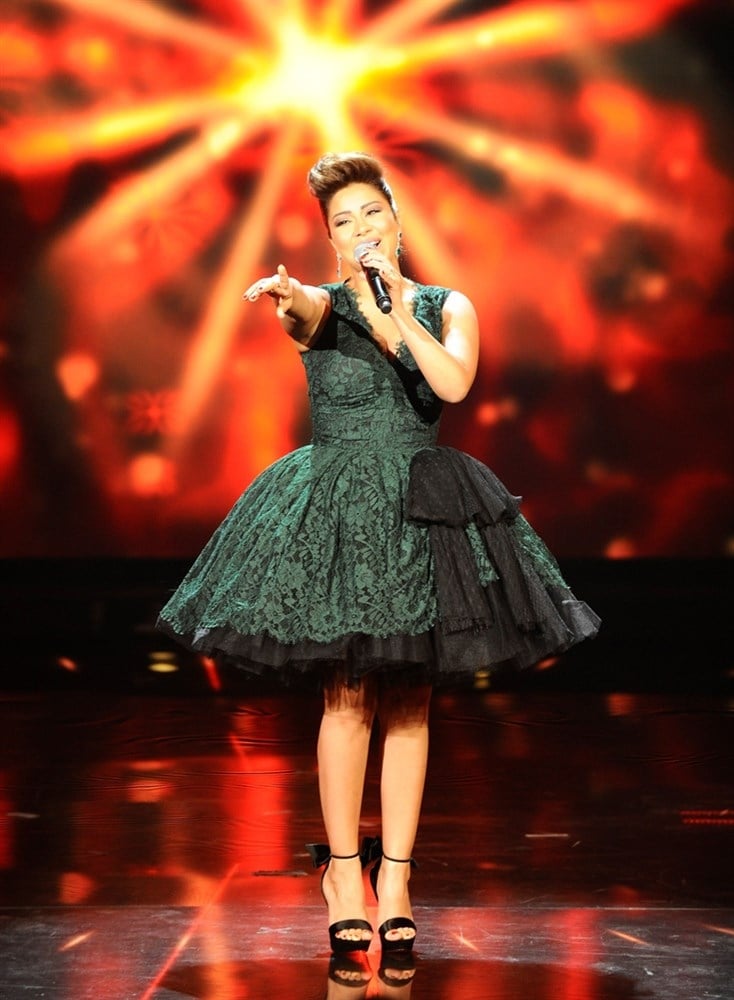 النجمة شيرين عبد الوهاب 'تنظّف الآذان' على مسرح <strong>Arab Idol 2</strong>