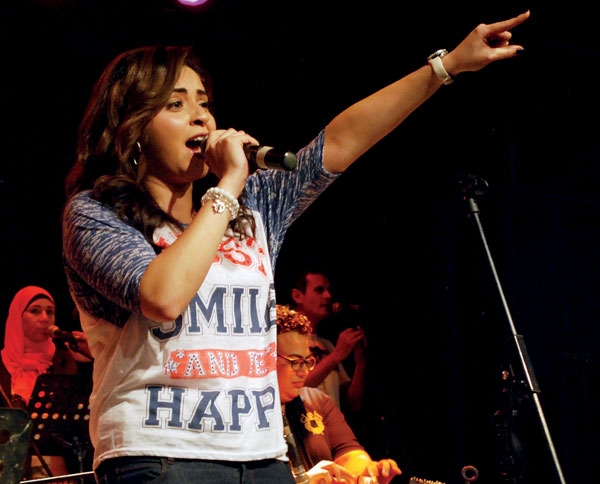 ياسمين نيازي تغني لمحمد منير