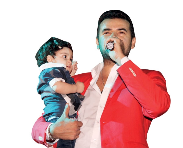 ساموزين يغني مع معجبيه ويقدم صوتاً صاعداً