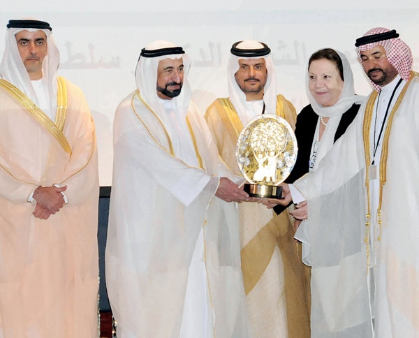 حاكم الشارقة يحضر احتفال توزيع جائزة الأسرة العربية