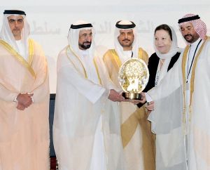 حاكم الشارقة يحضر احتفال توزيع جائزة الأسرة العربية