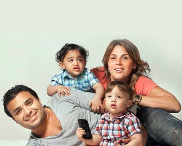 رامي صبري ينشر صور ولديه التوأمين