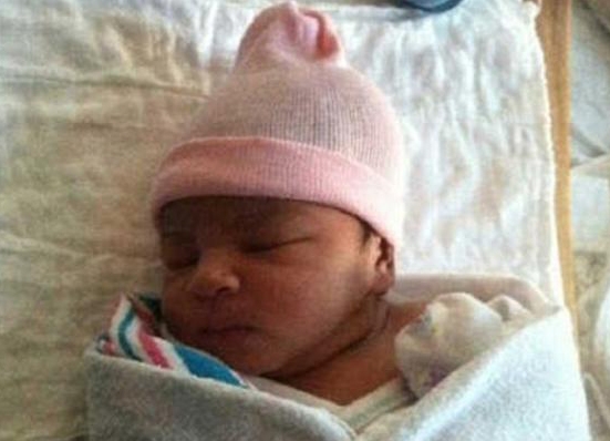 كيم كارداشيان تختبر اصدقاءها بصورة ابنتها!!