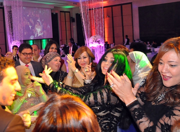 في حفل زفاف: هيفاء وهبي تخطف الأنظار وأول ظهور لدنيا سمير غانم بعد الزواج